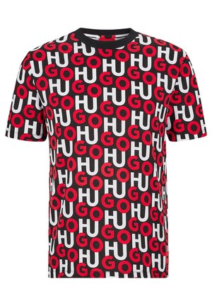 Musta lyhythihainen t-paita, jossa koko kankaan peittävä toistuva punavalkoinen "HUGO"-kirjaimisto.