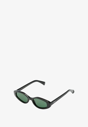 Lunettes de soleil noires avec une monture ovale, des verres vert foncé et des branches élégantes. Présentent une finition brillante et un minimum de détails en matériel.