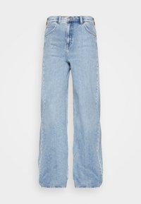 Jean bleu clair taille haute à jambes larges avec fermeture à bouton et zip devant, poches avant et détails de coutures sur fond blanc.
