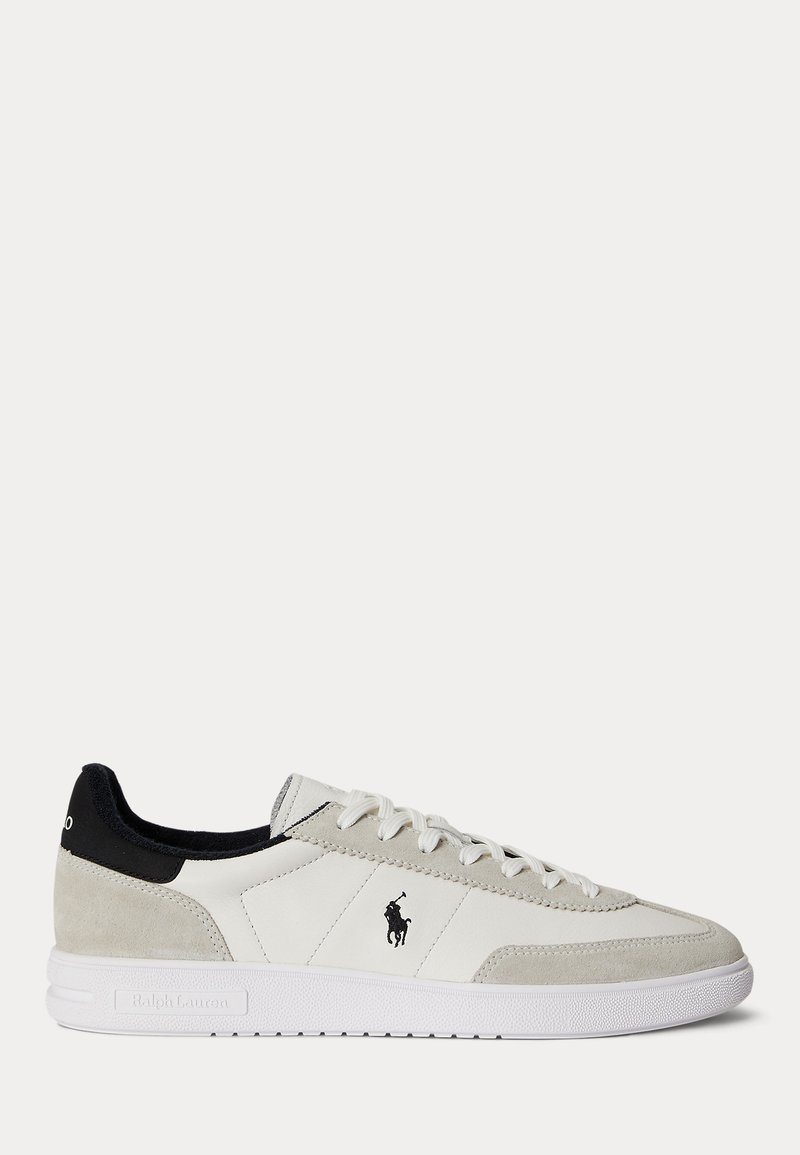 Λευκό sneaker χαμηλής κοπής με μπεζ σουέντ λεπτομέρειες, μαύρη ενίσχυση στη φτέρνα και μαύρο λογότυπο Polo Ralph Lauren στην πλευρά, λευκό κορδόνι.
