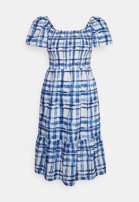 Robe à carreaux bleus et blancs en tissu léger, avec manches bouffantes, encolure carrée, corsage smocké et ourlet à volants.