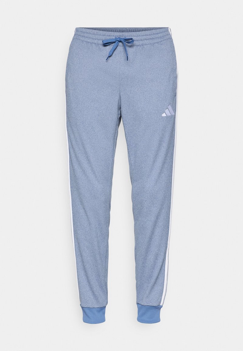 Pantalons de survêtement bleus avec une texture chinée, ceinture élastique, cordon de serrage et bandes blanches sur les côtés. Présente un logo Adidas sur la cuisse gauche.