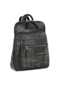 Mochila de cuero negro con acentos bordados multicolores, superficie texturizada, asas superiores y múltiples compartimentos con cremallera.