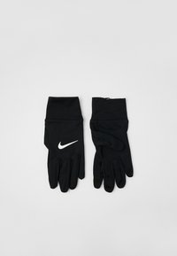 Een paar zwarte sporthandschoenen met lange boorden, waarvan er één het witte Nike swoosh-logo toont, op een lichtgrijze achtergrond.