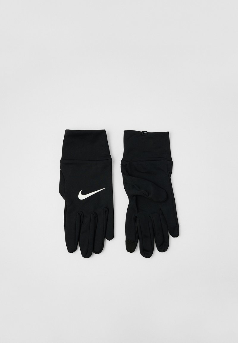 Een paar zwarte sporthandschoenen met lange boorden, waarvan er één het witte Nike swoosh-logo toont, op een lichtgrijze achtergrond.