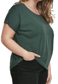 Zelený proužkovaný top s krátkým rukávem, volným střihem a kulatým výstřihem. Obsahuje boční kapsy a měkkou, texturovanou tkaninu.