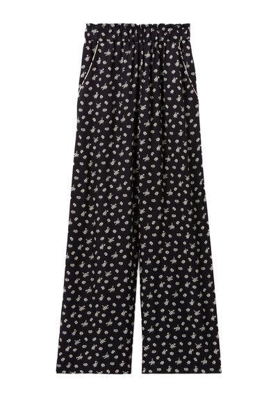Pantalones anchos negros con cintura elástica, que presentan un estampado floral blanco y bolsillos laterales. Tejido suave y ligero con una textura lisa.
