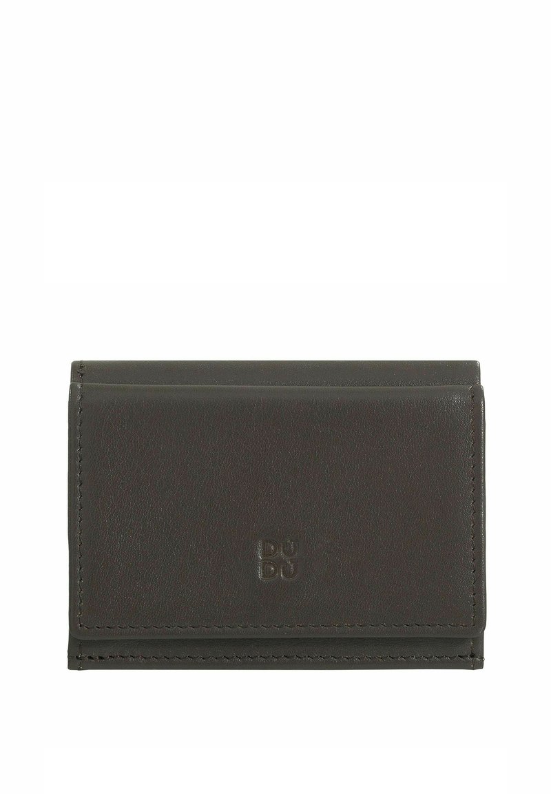 Carte de visite en cuir brun foncé avec une texture lisse, dotée d'un logo embossé et de coutures soignées le long des bords, de forme rectangulaire compacte.