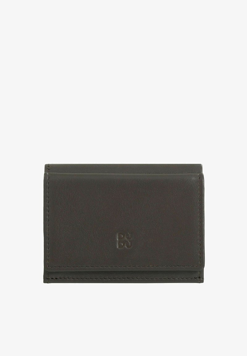 Carte de visite en cuir brun foncé avec une texture lisse, dotée d'un logo embossé et de coutures soignées le long des bords, de forme rectangulaire compacte.