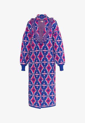 Lange gestrickte Oberbekleidung in Blau, Pink und Weiß mit geometrischen Mustern, einem fransigen Kragen und gerippten Bündchen. Design mit offener Vorderseite.