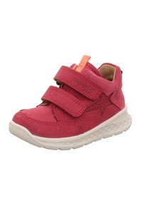 Rote Kinder-Sneaker mit zwei Klettverschlüssen, orangefarbenem Ziehband, Stern-Motiv an der Seite und dicker, strukturierter weiße Sohle.