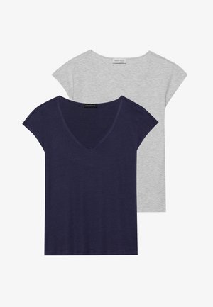 Deux t-shirts à manches courtes : un bleu marine avec un col en V et un gris clair. Tous deux présentent une texture douce et lisse ainsi qu'une coupe décontractée.