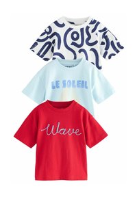 Tres camisetas de manga corta: blanca con un patrón abstracto en azul marino, azul claro con el texto "LE SOLEIL" y roja con bordado azul de "Wave".