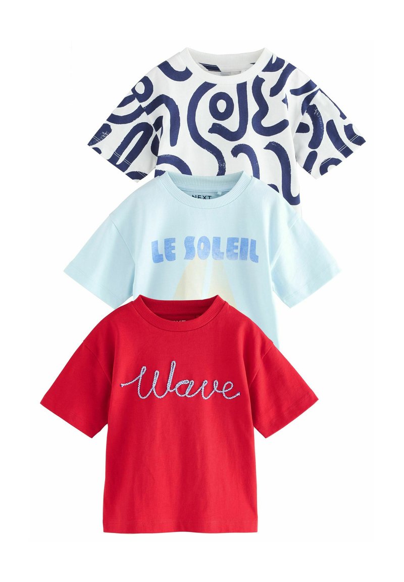 Tres camisetas de manga corta: blanca con un patrón abstracto en azul marino, azul claro con el texto "LE SOLEIL" y roja con bordado azul de "Wave".