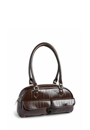 Piccola borsa a mano marrone scuro in pelle verniciata con due tasche anteriori con pattina e doppi manici, poggiata su una superficie bianca.