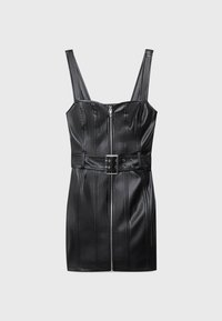 Robe mini sans manches en similicuir noir avec fermeture éclair devant et ceinture assortie avec boucle argentée.