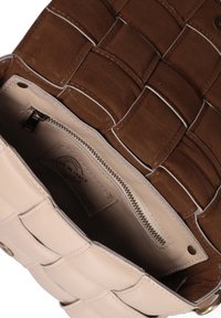 Borsa a tracolla in pelle intrecciata marrone e beige aperta per mostrare la tasca interna con zip etichettata "Made in Italy", bottone a pressione in ottone e zip dorata.