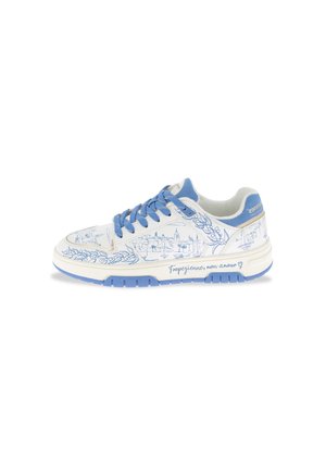 Trainers - white