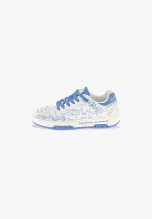 Sneaker bianco con lacci e suola blu accentati. Presenta un motivo a linee blu dettagliato che rappresenta un paesaggio costiero e testo sul lato.