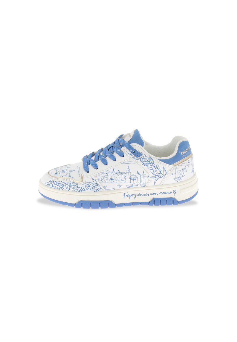 Baskets blanches avec des lacets et une semelle accentués de bleu. Présente un motif de lignes bleues détaillées représentant une scène côtière et un texte sur le côté.