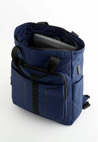 Navyblå ryggsäck med texturerad yta, flera fack, robusta svarta remmar och ett dragkedjeförsett huvudfack. Rymmer en laptop.