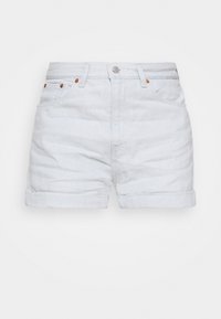 Shorts en denim bleu clair avec revers roulés, bouton à l'avant, passants pour ceinture et rivets en cuivre sur les poches avant.