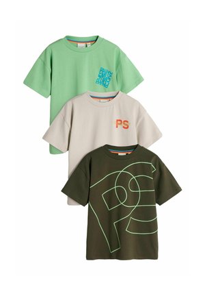 Tre T-shirts med korte ærmer i grøn, beige og mørkegrøn, hver med et unikt Paul Smith PS logo design foran.