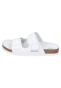 Witte instapsandalen met twee verstelbare banden, een kurken voetbed, een gewatteerde zool en minimale branding aan de zijkant.