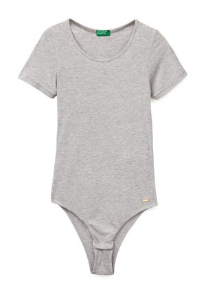 Lichtgrijs geribd korte mouw body met ronde hals en klein gouden merklabel vlak bij de onderzoom.