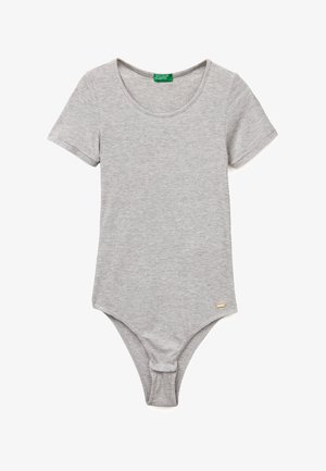 Body a maniche corte grigio chiaro a coste con scollo rotondo e piccola targhetta dorata del marchio vicino all'orlo inferiore.