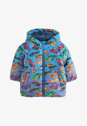 Pildīta zila jaka ar atkārtotām krāsainām drukām ar dažādiem rotaļu auto, priekšā ar rāvējslēdzēju un kapuci.