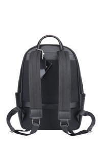 Zwarte rugzak met een gestructureerd oppervlak, gevoerde mesh achterkant, verstelbare schouderbanden en een handvat bovenaan. Bevat een label dat aan de rits is bevestigd.