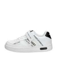 Witte sneakers met een textuur, voorzien van zwarte accenten, drie banden en bedrukte details op de bovenkant en zijkanten.