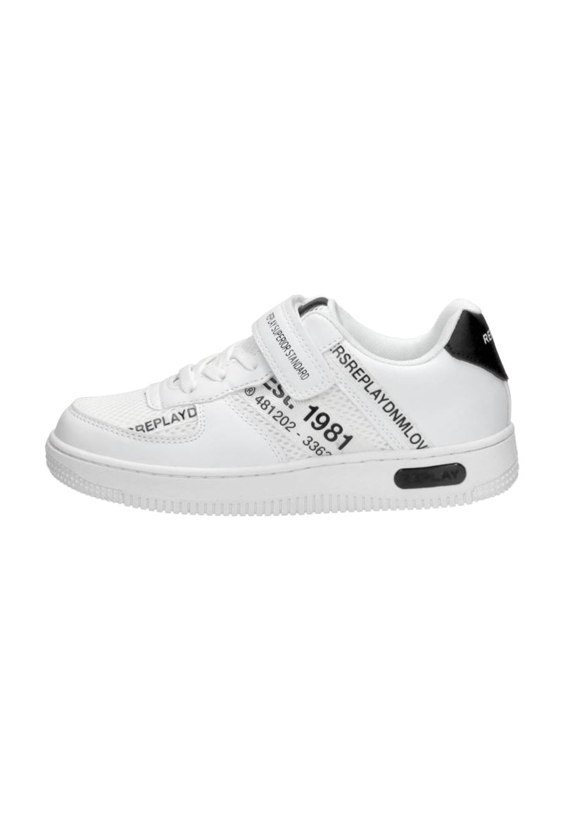 Witte sneakers met een textuur, voorzien van zwarte accenten, drie banden en bedrukte details op de bovenkant en zijkanten.