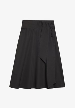 Melna apvalka svārki ar plašu jostasvietu un loku detaļu. Izgatavoti no gluda auduma, tie piedāvā izplūdušu siluetu un ceļa garuma apakšmalu.