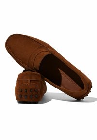 Braune Wildleder-Lockschuhe mit genähten Details, runder Zehenform und Gummidott-Akzenten an der Ferse für Grip und Komfort.