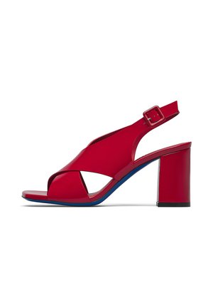 Roter, offener Slingback-Sandalette mit Blockabsatz, Knöchelriemen mit Schnalle und über dem Fuß gekreuztem Design.