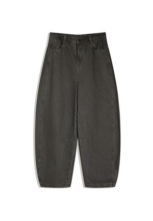 Tummanharmaat leveälahkeiset farkut, joissa on etutaskut, vyölenkit, napitus ja näkyvä ompelu polvissa.