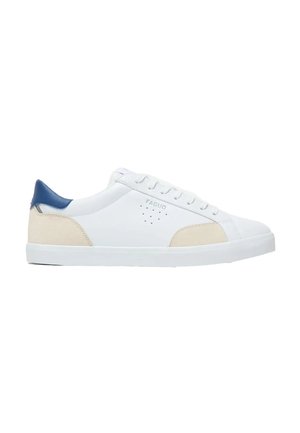 Weißer Sneaker mit niedrigem Schaft, beigen Akzenten, blauem Fersenlaschen und perforiertem Markennamen "Faguo" an der Seite.