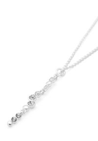 Sølv halskæde med cirkulære vedhæng, prydet med varierende størrelser af klare krystaller i en lineær opsætning, tekstureret kæde.