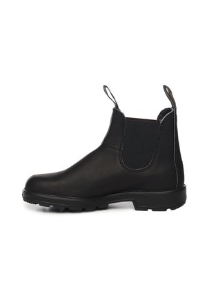 Bota Chelsea de cuero negro con paneles laterales elásticos, tiradores en la parte frontal y trasera, y una suela de goma resistente mostrada de perfil.