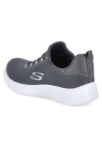 Grauer Sportschuh mit Obermaterial aus Mesh, Schnürdesign und dicke weiße Sohle. Verfügt über einen dezenten Logo-Akzent an der Seite.