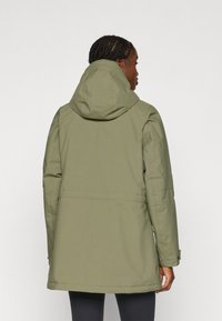 Olivgrüne, mittellange Outdoorjacke mit Kapuze, mit glatter Textur und Nahtdetails. Mattes Finish ohne sichtbare Logos.