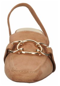 Mule w kolorze jasno-brązowym zamszowym, z zaokrąglonym noskiem, złotym łańcuszkiem i niskim obcasem. Posiada pasek z tyłu i kontrastowe przeszycia.