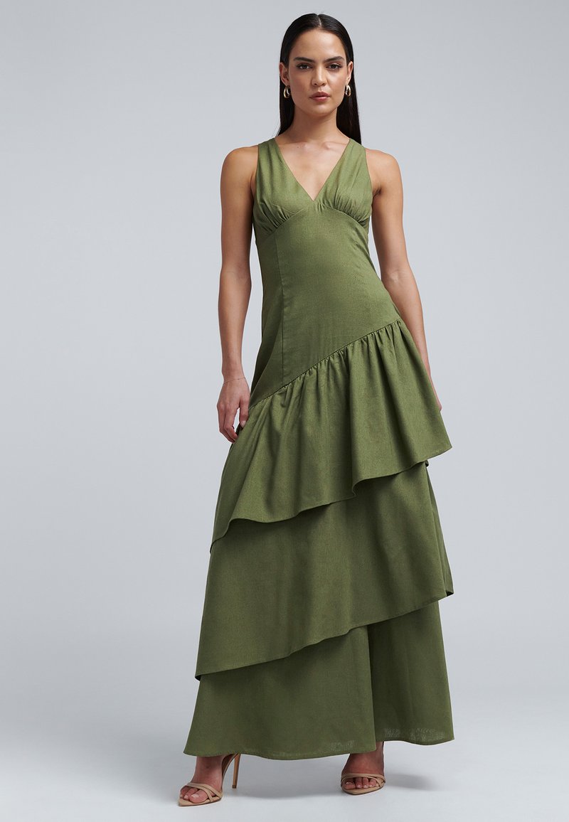 Maxikleid in Olivgrün mit tiefem V-Ausschnitt, figurbetontem Oberteil und mehrlagigem, gerafftem Saum. Glatte Textur mit schlichten Designlinien.