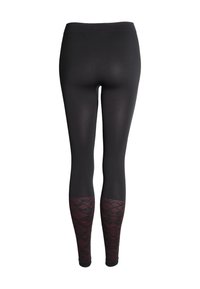 Svarta leggings med en slät textur, med ett mörkrött, geometriskt mönster på nedre delen av benen. Elastisk midja för komfort.