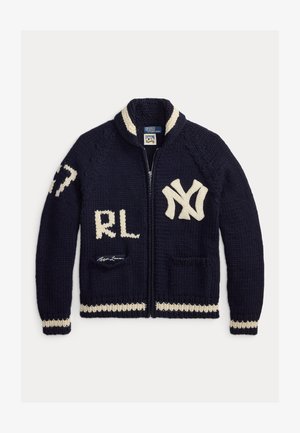 Cardigan tricotat bleumarin cu fermoar, logo alb "NY", inițiale "RL", manșete cu dungi și etichetă Polo Ralph Lauren pe buzunarul din față.