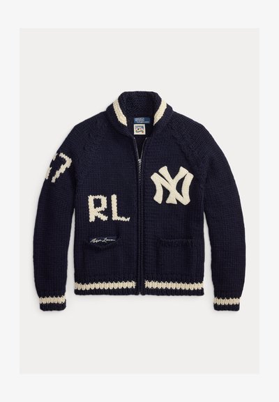 Cardigan en maille bleu marine zippé avec logo blanc "NY", initiales "RL", poignets rayés et étiquette Polo Ralph Lauren sur la poche avant.