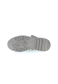 Suola di gomma grigia con scanalature testurizzate e un emblema dettagliato di un cavaliere. Presenta il marchio U.S. Polo Assn. vicino al tallone.