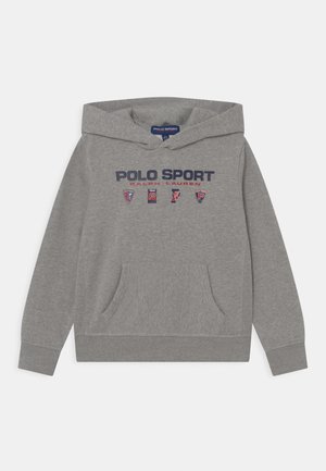 Sudadera gris con capucha y bolsillo delantero, texto "POLO SPORT RALPH LAUREN" y cuatro pequeños parches con logos deportivos en el pecho.